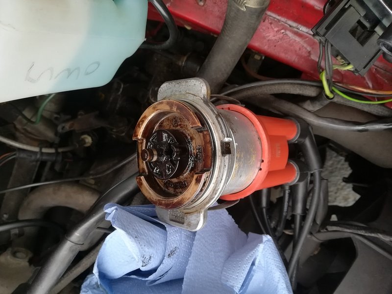 ZündverteilerAusbauen.jpg (210.59 KiB) 15111 mal betrachtet Zündverteiler ausbauen, eventuell vorher eine Markierung setzen... Reinigen und O-Ringe ersetzen...