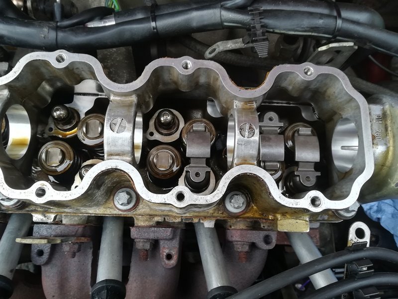SchlepphebelDruckstückeErneuern.jpg (286.32 KiB) 15111 mal betrachtet Nockenwelle zur Fahrerseite ausbauen, NW-Dichtring ersetzen, neue Druckstücke und Schlepphebel verbauen...