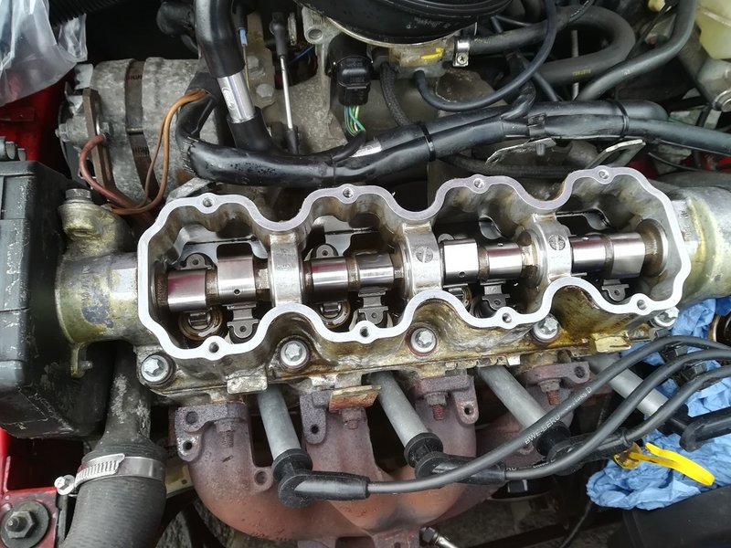 NockenwelleMontiert.jpg (323.02 KiB) 15111 mal betrachtet Neue NW über die Fahrerseite montieren, Lagerflächen vorher mit einem tropfen Getribeöl benetzen (Einlauföl ist besser), MoS2 Fett Übergang Schlepphebel/Druckstücke nicht vergessen...