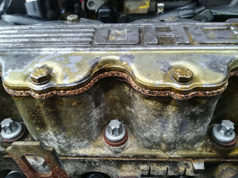 VentildeckeldichtungErneuert.jpg (362.21 KiB) 15111 mal betrachtet Zu guter Letzt alles wieder zusammen bauen, Ventildeckeldichtung ersetzen und natürlich die Zündung richtig einstellen...