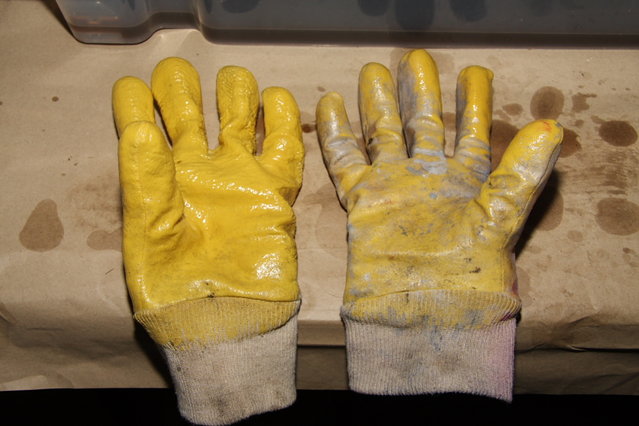 Cors298.JPG (413.52 KiB) 31812 mal betrachtet Die Handschuhe mit/ohne "Lösemittelbehandlung"