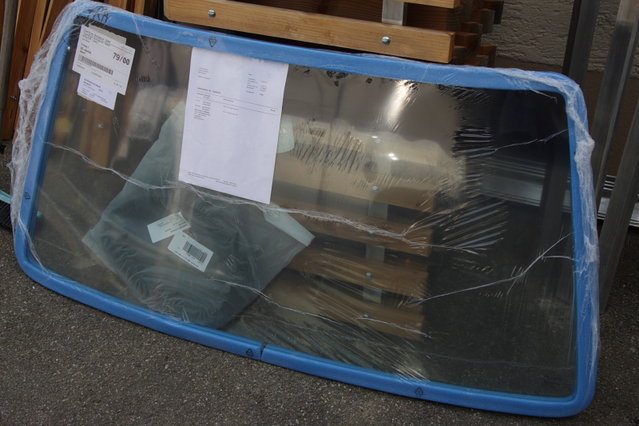 cors458.JPG (420.55 KiB) 68272 mal betrachtet Die neue Frontscheibe in grün mit Blaukeil. Stand eines morgens einfach so vor der Tür.