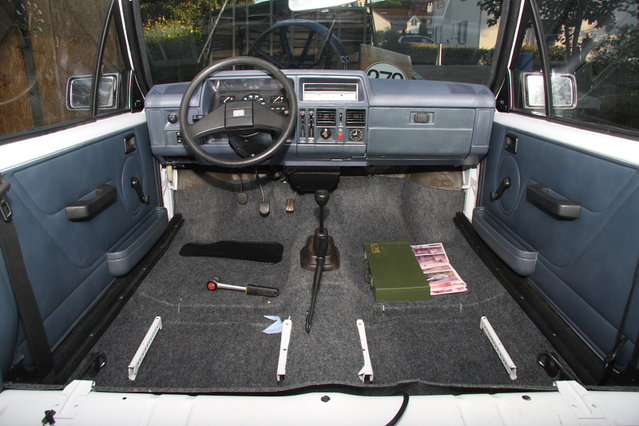 cors487.JPG (467.85 KiB) 76505 mal betrachtet Teppich ist drin, Sitze fehlen noch.